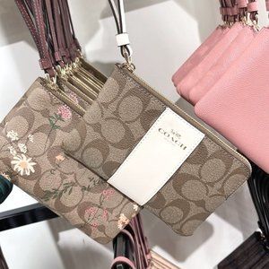 Coach Corner Zip Wristlet In Signature Canvas Gold/KHAKI/CHALK